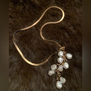 Gorgeous golden necklace with pearl beads!